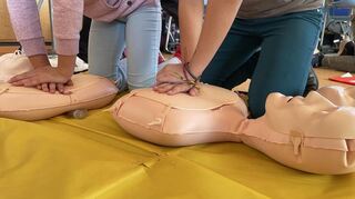 Die Schritte Prüfen-Rufen-Drücken sind kinderleicht und doch gibt es in einer Notfallsituation Sicherheit, das Vorgehen einer Reanimation geübt zu haben. In der Woche der Wiederbelebung gibt es in zahlreichen Städten und Gemeinden des Neckar-Odenwald-Kreises kostenlos die Gelegenheit dazu.