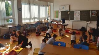 In der Grundschule Bödigheim fand letztes Jahr unter fachkundiger Anleitung des DRK-Kreisverbands Buchen ein Wiederbelebungstraining in Klasse 4 statt.