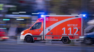 Sowohl der Fahrer als auch sein 22-jähriger Beifahrer erlitten bei dem Unfall leichte Verletzungen und wurden in ein Krankenhaus gebracht.