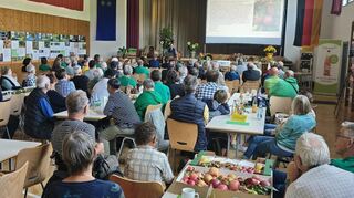 Zahlreiche Zuhörer waren gekommen, um sich über das Pilotprojekt der Kartierung zu informieren.