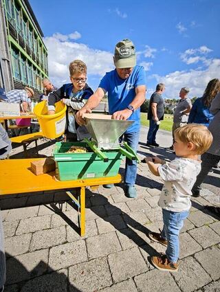 Viel Spaß beim Apfelsaftmachen hatte der zweijährige Leo Freudenberger.