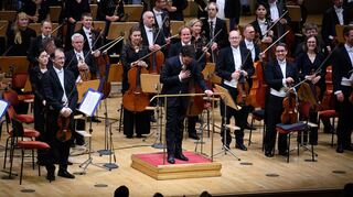 Dirigent Lahav Shani und die Münchner Philharmoniker werden in Berlin gefeiert.