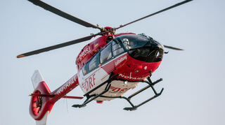 Am Dienstagmorgen kam es auf der Kreisstraße 2122 bei Eschenau zu einem Verkehrsunfall, bei dem ein 61-jähriger Motorradfahrer schwer verletzt wurde. Ein Rettungshubschrauber brachte den Mann in eine Klinik. (Symbolbild)