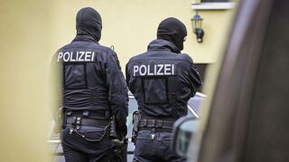 Die Ermittler stellten nach eigenen Angaben mehrere Waffen sicher.