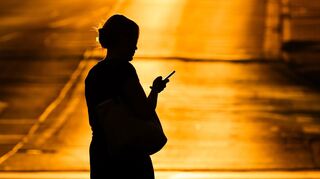 Eine Frau mit Handy - in der Netflix-Doku «Unbekannte Nummer: Der Highschool-Catfish» kommt der Psychoterror via Smartphone. (Symbolbild)