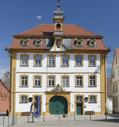 Der Stadtrat hat wichtige Weichen für die Zukunft gestellt – vom Auslaufen der Wohnbauförderung und einem neuen Beratungsvertrag bis zur Einführung einer Stellplatzsatzung ab Oktober 2025.