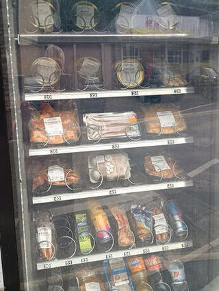 Hier gibt es Wurst und Getränke.