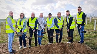 Beim Spatenstich für die Freiflächen-PV-Anlage in Ussigheim waren dabei (von links): Soventix-Projektleiter Martin Jagow, Bauamtsmitarbeiterin Irene Trabold, Geschäftsführer der Parq Energy, Dr. Peter Vest, Bürgermeister Thomas Schreglmann, die Projektinitiatoren Simon Stemmler, Frank Arnold und Jonas Arnold sowie Parq Energy-Projektleiter Yannic Schüttke.
