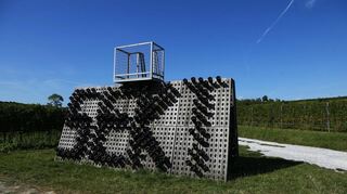 Das überdimensionierte Sektschüttelbrett ist nur ein Kunstwerk auf dem Weinweg von Langenlois.
