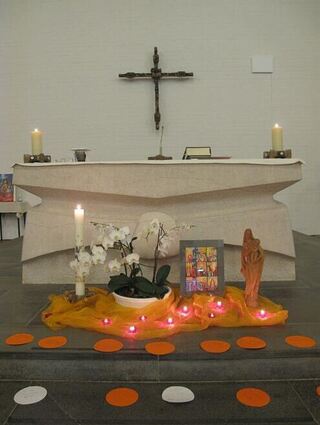 Der Altar wurde am 19. Dezember 1965 geweiht und die erste Heilige Messe wurde gefeiert.