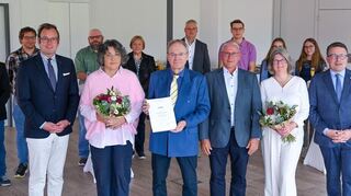 Zwischen Abschied und Neubeginn: Landrat Christoph Schauder (rechts) und Erster Landesbeamter Florian Busch (links) haben den langjährigen Leiter des Abfallwirtschaftsbetriebs Main-Tauber Dr. Walter Scheckenbach (Dritter von links) in den Ruhestand verabschiedet sowie seinen Nachfolger Stefan Rauch (Dritter von rechts.) willkommen geheißen.
