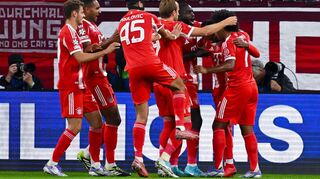 Eine Münchner Jubeltraube um Harry Kane (M), ein gewohntes Bild zum Saisonstart.