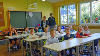 13 Kinder aus Reicholzheim und Höhefeld wurden am Donnerstag in der Grundschule Reicholzheim eingeschult. Das Bild zeigt sie mit ihrer Lehrerin Lena Eckart und Fabian Fessner, der an der Schule ein Freiwilliges Soziales Jahr absolviert.