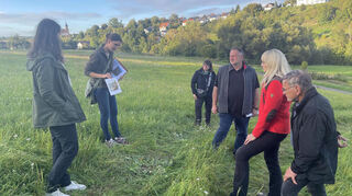 Bürgermeister Ralf Killian (Dritter von rechts), Ortsvorsteherin Anne-Katrin Kämmer (zweite von rechts) hörten Umweltingenieurin Annabelle Mall vom Büro „Zukunftswege“ zu.