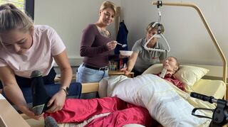 Im sogenannten "Skills Lab" trainieren die Azubis des Johanniter-Pflegezentrums realitätsnah an Puppen.