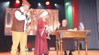In Hainstadt wird wieder Theater gespielt. Das Bild zeigt ein Theaterstück beim Jubiläumsauftakt im Januar.