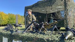 Ein Soldat präsentiert Waffen der Bundeswehr.