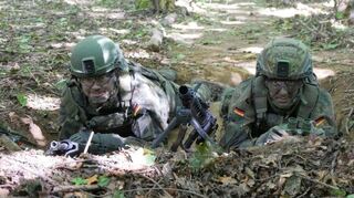 Zwei Soldaten führen vor, was ein Sicherungsposten im Feld zu tun hat.