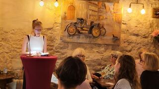 Volles Haus hieß es am Donnerstag in der „Münz“, als Alexandra Stahl aus ihrem neuesten Roman „Frauen, die beim Lachen sterben“ las.