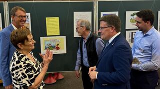 Vernissage: Peter Vogel, Barbara Dezini-Kehl, Gunter Schmidt, Christoph Schauder und Alexander Stiller (von links) bei der Eröffnung der Ausstellung „Glänzende Aussichten" in der Sparkasse Tauberfranken.