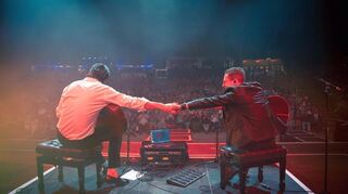 Das Gitarrenduo „Café del mundo“ will mit seiner Musik Menschenmassen begeistern.