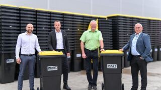 Über die Einführung der Gelben Tonne im Main-Tauber-Kreis ab dem Jahr 2026 freuen sich (von links) vom beauftragten Unternehmen Inast der Standortleiter Tauberbischofsheim, Fabian Schmitt, und Geschäftsführer Rouven Schaller sowie vom Abfallwirtschaftsbetrieb Main-Tauber-Kreis der stellvertretende Leiter Michael Schinnagel und Betriebsleiter Stefan Rauch.