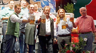 Nur einen Schlag haben Bürgermeister Dr. Lukas Braun (Vierter von links) und Festwirt Hans-Peter Küffner (Dritter von rechts) für den Festbieranstich benötigt.
