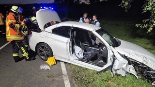 Die beiden Insassen dieses BMW wurden mit schweren Verletzungen ins Krankenhaus gebracht.
