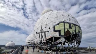 Der Teufelsberg über Berlin heute: Die Anlagen sind verfallen, auch die riesigen Kuppeln, unter denen einst die Abhörantennen verborgen waren.