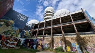 Heute ist die Anlage auf dem Teufelsberg nicht nur eine Ruine, sondern auch eine ideale Aktionsfläche für Künstler und ihre großflächigen Werke.
