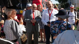 Die Bad Mergentheimer Originale stellten sich Oberbürgermeister Udo Glatthaar und Denis Kollai (Westfrankenbahn) nacheinander am Mikrofon vor.