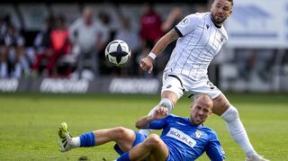Pascal Testroet - hier gegen den Balinger Ivo Colic - verliert mit dem SV Sandhausen auch in Trier. Nun kommen am Freitag die Offenbacher Kickers.