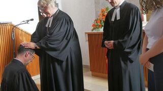 Landesbischöfin Professor Dr. Heike Springhart segnet den neuen Dekan Ingolf Stromberger.