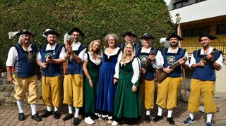 Die Böllerschützen der Schützengilde Königshofen waren mit fünf lautstarken Schüssen zu vernehmen.