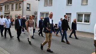 Den "Zug der Freiheit" führten Bürgermeister Dr. Lukas Braun, Marktmeister Jan Raddatz und Herbert Bieber vom Messeausschuss gemeinsam mit den Gemeinderäten an.