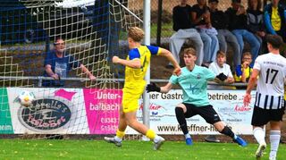 Die Grundlage zum Heimsieg: Louis Ullenbruch schießt hier das 1:0 für den SV Königshofen. Am Ende siegte die Sack-Truppe im ersten Messe-Heimsiel 3:0 gegen Nassig.