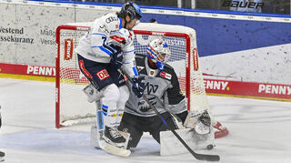 Johan Mattsson zeigte eine überragende Leistung. Hier stoppt der Adler-Torhüter den Ingolstädter Chris Jandric.