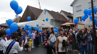 Kaum spielte die Trachtenkapelle ihr „Muss i denn...“, flogen tausend quetscheblaue Luftballons zum Himmel – der Start des Luftballonwettbewerbs ist jedes Jahr von Neuem ein großer Spaß.