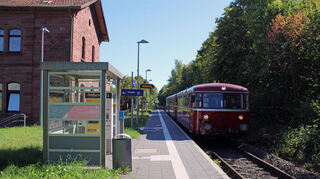 Der Schienenbus am Haltepunkt Distelhausen