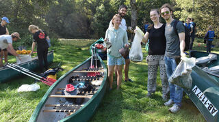 Kanuten halfen am „World Cleanup Day“ mit, das Ufer entlang der Tauber von Müll zu befreien.