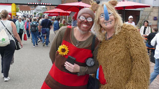 „Gustl das Faulhorn“ und „Egon der Wasserfloh“ waren erstmals beim Herbstmarkt in Freudenberg dabei und begeisterten nicht nur die Kinder.