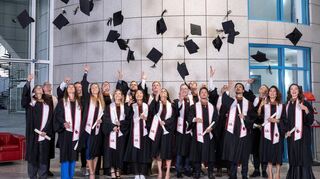 Die 19 Absolventinnen und Absolventen bei der Graduationszeremonie nach amerikanischer Tradition.