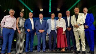 Ehrengäste, Redner, Firmenchefs und Moderatorin der Feier zum 25. Geburtstag von Tauber Solar.