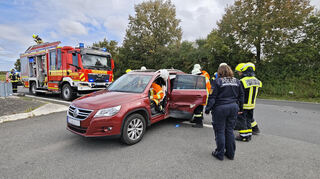 Die Fahrerin des aus Nassig kommenden roten VW Tiguan wurde durch den Aufprall eingeklemmt und musste von der Feuerwehr befreit werden.
