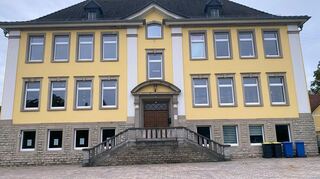 Ortsbildprägend ist das ehemalige Schulhaus in Schlierstadt. Es hat während der Sommerferien neue Fenster und eine Wärmepumpenheizung erhalten.