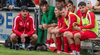 Besorgte Blicke beim VfR Gommersdorf: Trainer Manuel Hofmann (links) und seine Jungs sind katastrophal schlecht in die Verbandsliga-Saison gestartet.