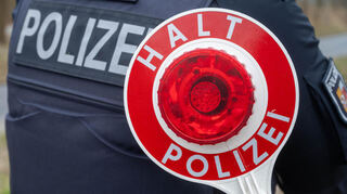 Nachdem sich ein Fall von angeblichem Ansprechen von Kindern in Sailauf im Kreis Aschaffenburg als unwahr herausgestellt hat, bittet die Polizei erneut darum, bei Vorfällen, deren Hintergründe noch völlig unklar sind, auf Spekulationen in den Sozialen Netzwerken zu verzichten. (Symbolbild)