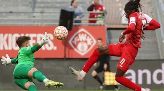 Hier erzielte Cherif Cisse das 1:0 für die Würzburger Kickers, doch trotz eines zwischenzeitlichen 3:0 mussten die Reitmaier-Mannen sich am Ende mit einem 3:3 zufrieden geben.