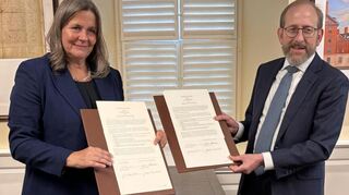 Der Präsident der Harvard University, Prof. Dr. Alan M. Garber, und die Rektorin der Universität Heidelberg, Prof. Dr. Frauke Melchior, haben das Memorandum of Understanding am 28. August 2025 in Cambridge (USA) unterzeichnet.