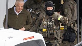 Nach dem Ende des ersten Verhandlungstages gegen die mutmaßliche „Reichsbürger“-Gruppe um Heinrich XIII. Prinz Reuß wird der Angeklagte Rüdiger von Pescatore (links) von Polizisten aus dem Gerichtsgebäude geführt.